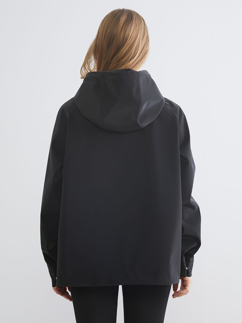 Predimenzionirani kišni mantil sa kapuljačom od veštačke kože-3