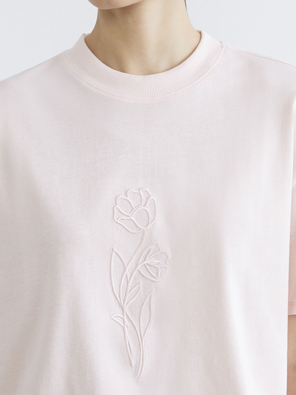 ქალის მაღალი ყელის ნაქარგი მაისური-2