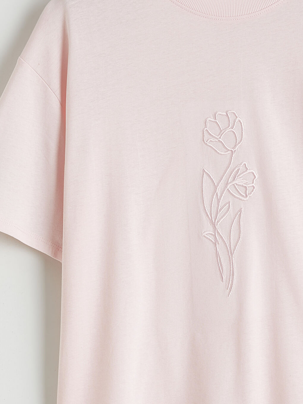 ქალის მაღალი ყელის ნაქარგი მაისური-5