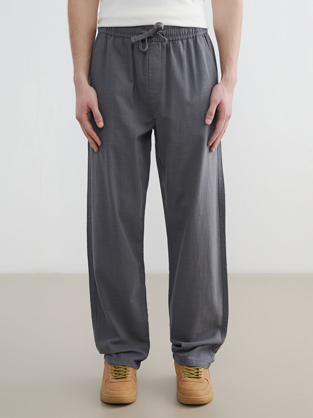 Gri Rahat Kalıp Keten Görünümlü Erkek Pantolon-3
