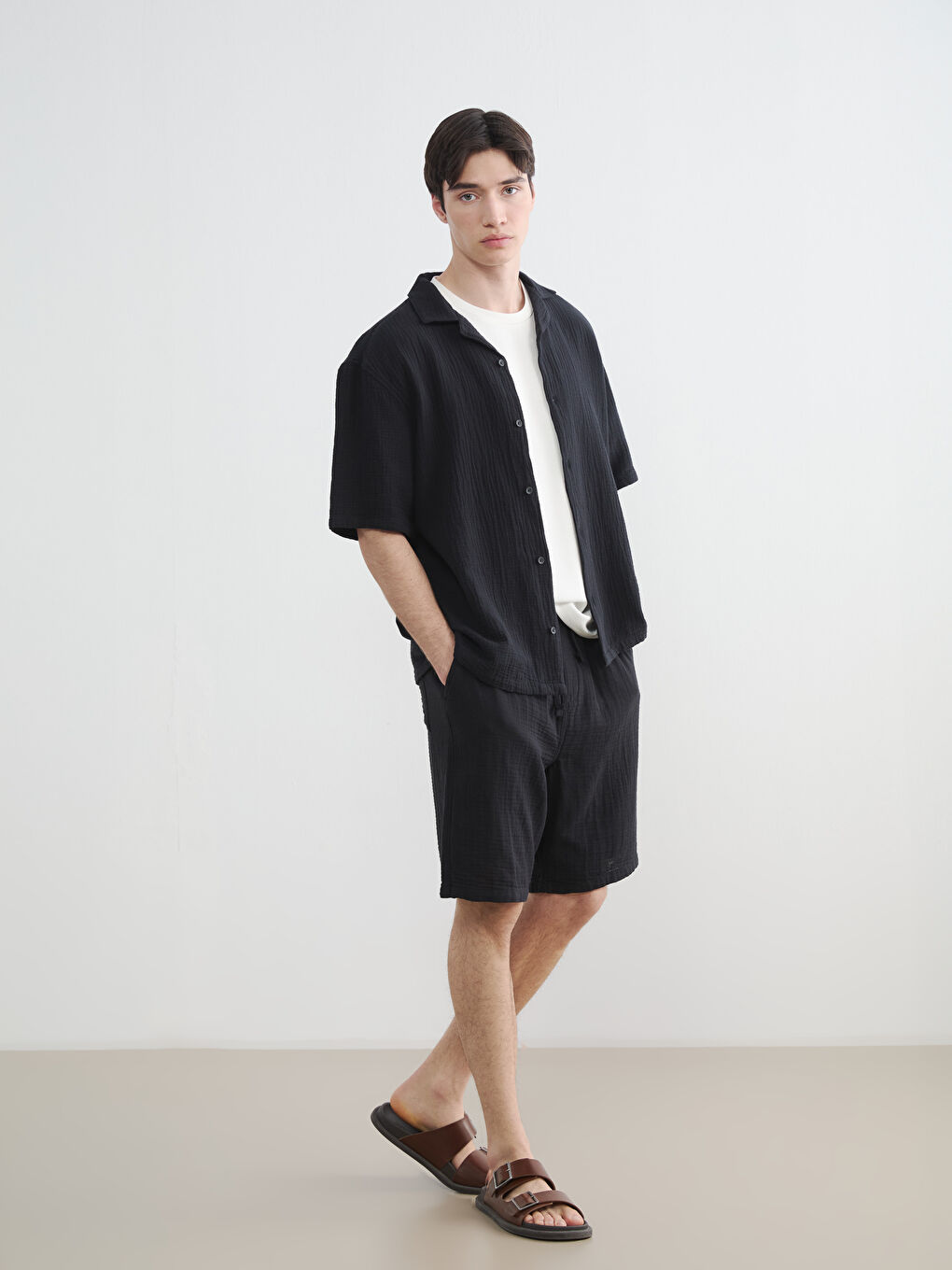 Siyah Loose Fit Müslin Erkek Şort-1