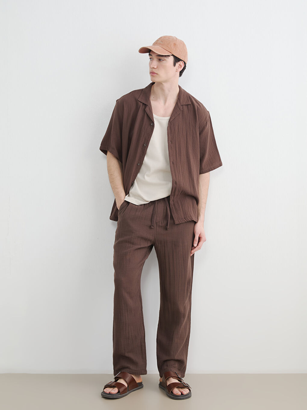 Kahverengi Rahat Kalıp Müslin Erkek Pantolon