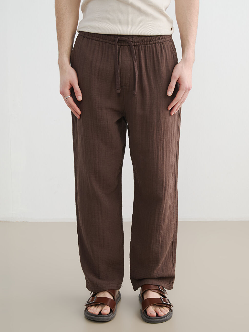 Kahverengi Rahat Kalıp Müslin Erkek Pantolon-2