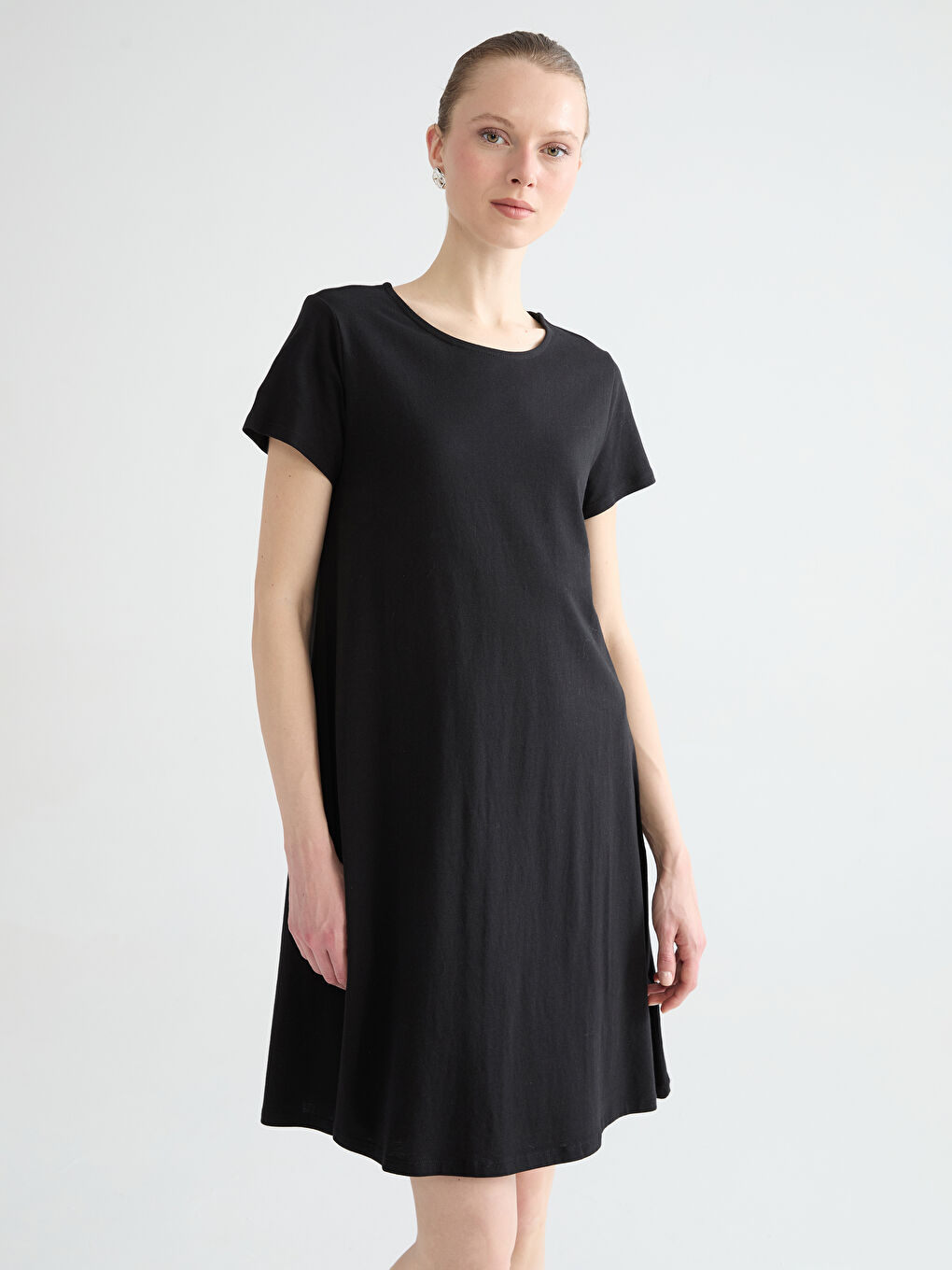 Мини-платье А-силуэта с круглым вырезом-1