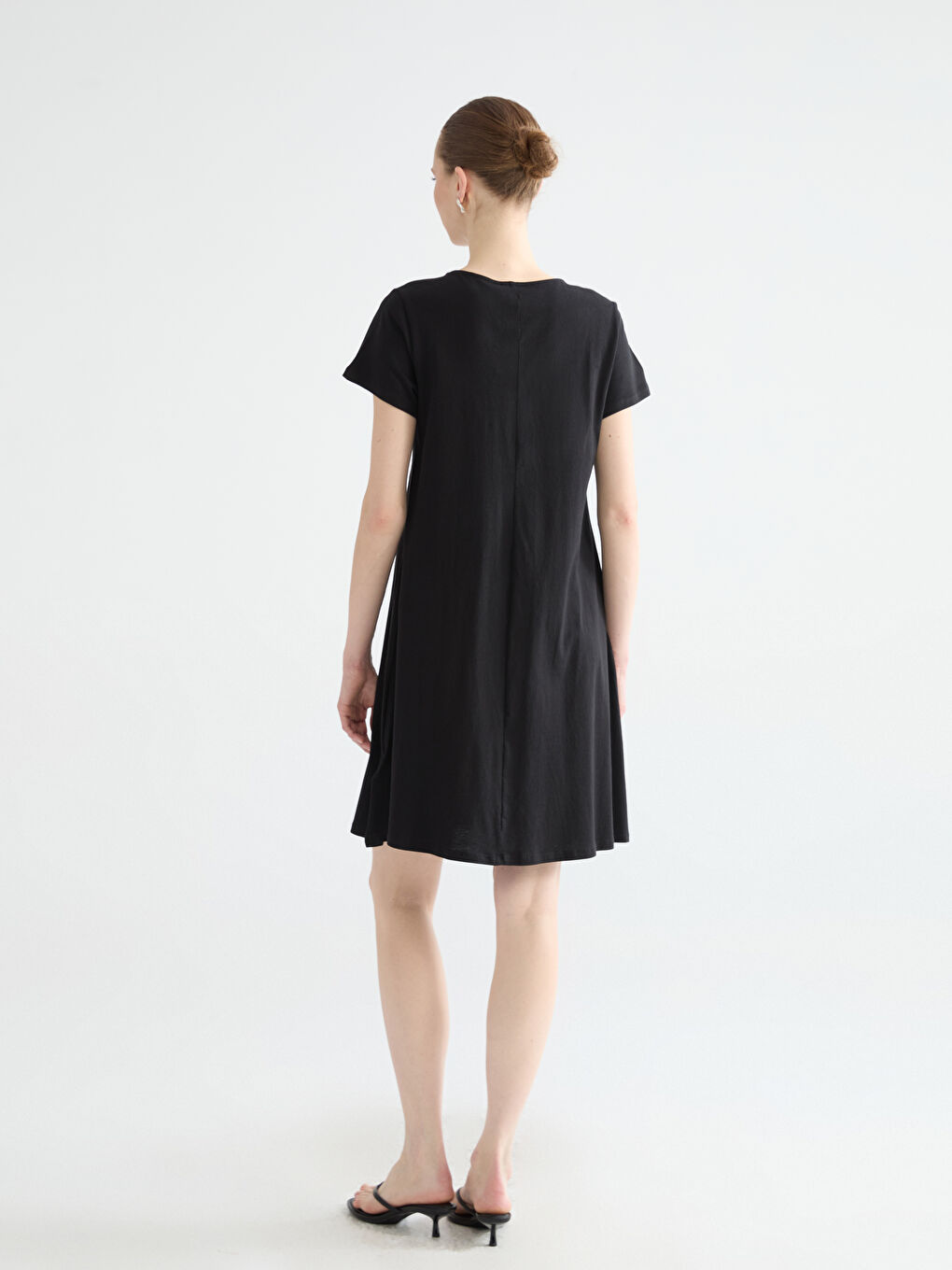 Мини-платье А-силуэта с круглым вырезом-3