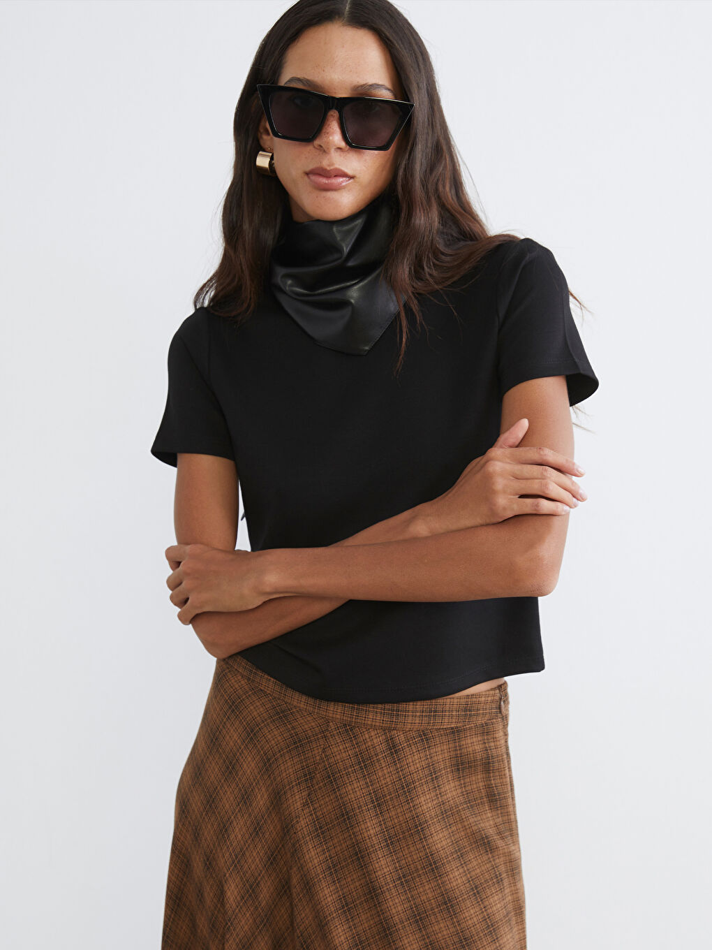 Siyah Bisiklet Yaka Kadın Tişört-1