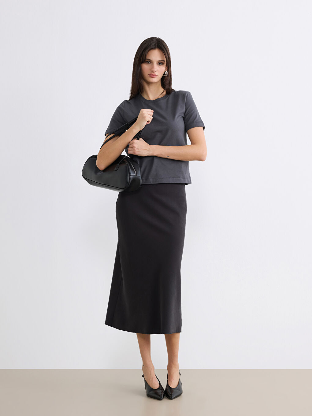 Antrasit Bisiklet Yaka Kadın Tişört-1