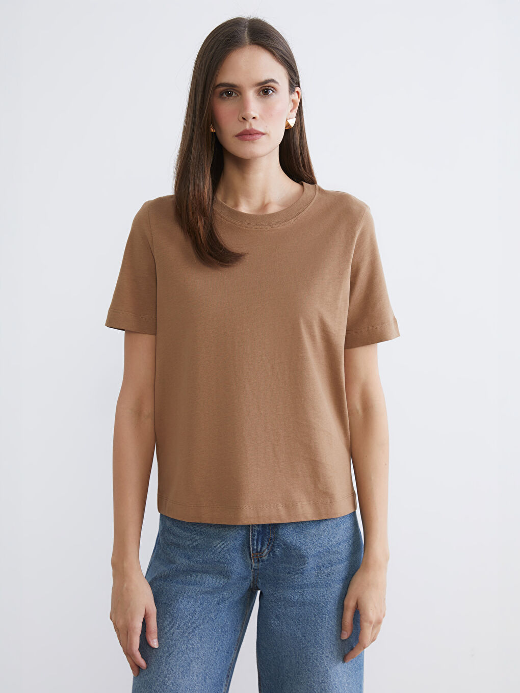 تي شيرت نسائي بياقة دائرية