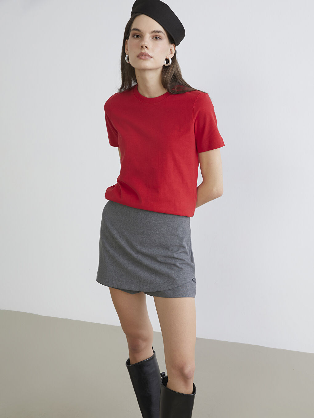 Әйелдерге арналған дөңгелек жағалы футболка