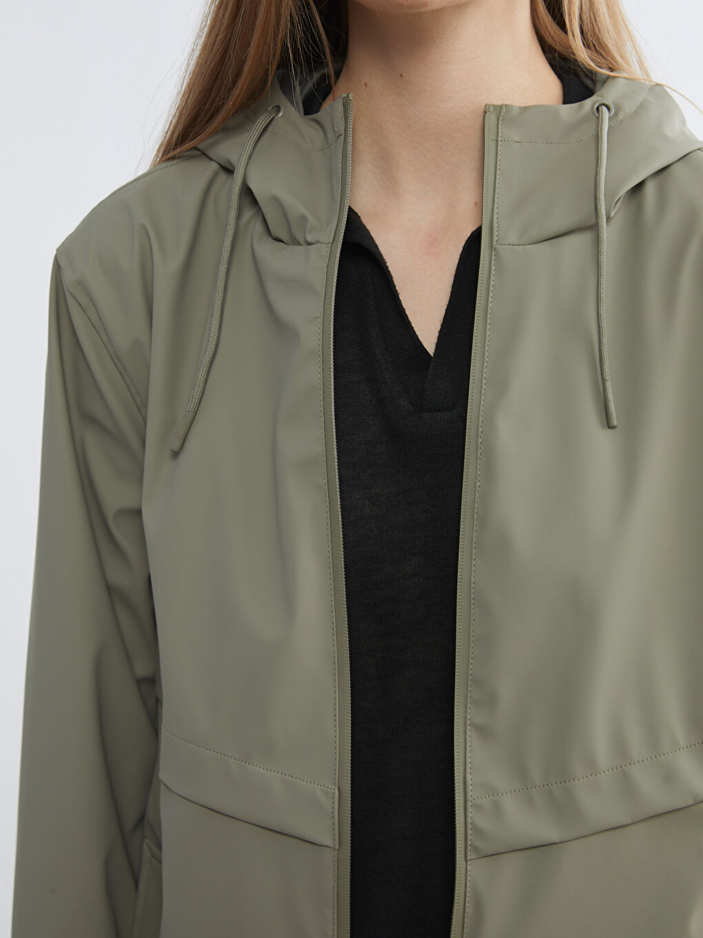 Haki Kapüşonlu Kadın Deri Görünümlü Yağmurluk-2