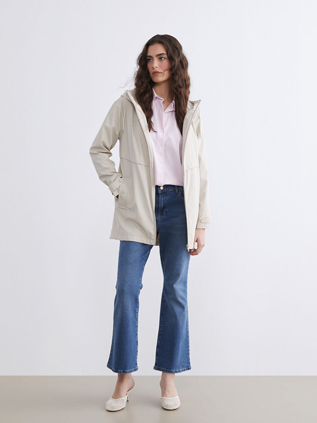 Bej Kapüşonlu Kadın Deri Görünümlü Yağmurluk-1