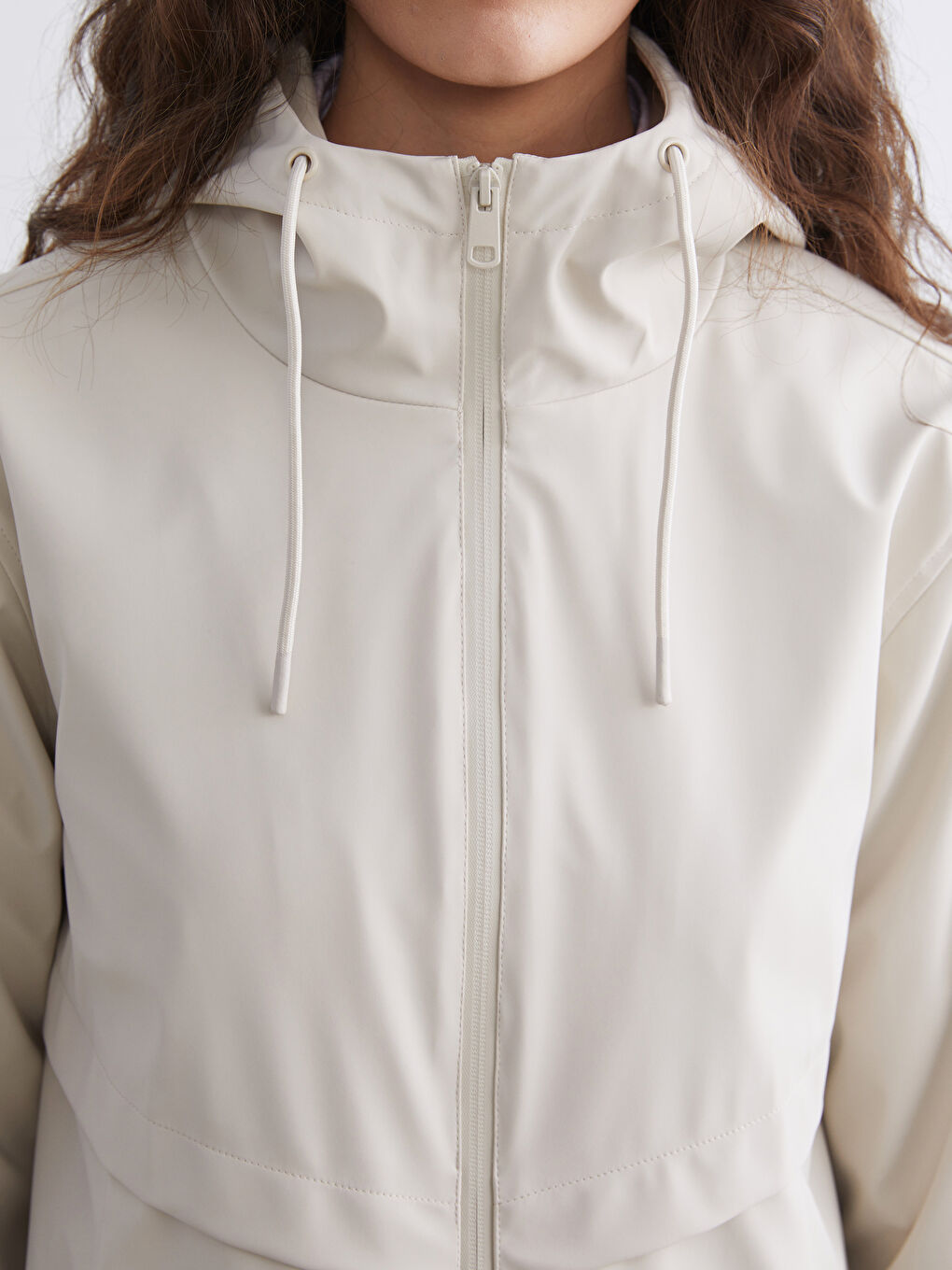 Bej Kapüşonlu Kadın Deri Görünümlü Yağmurluk-2