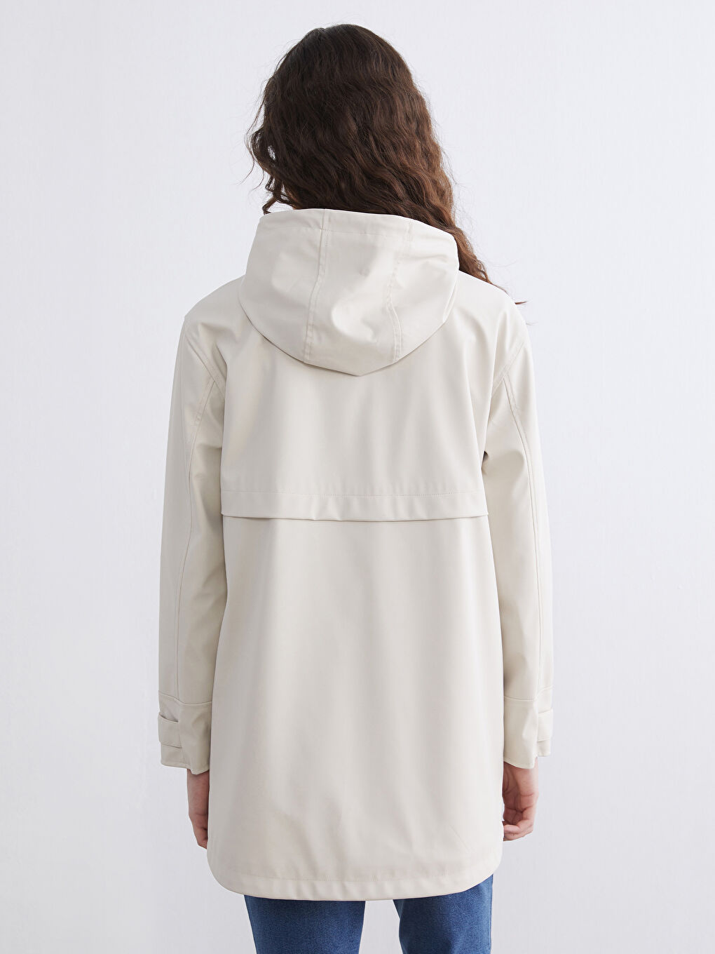 Bej Kapüşonlu Kadın Deri Görünümlü Yağmurluk-4