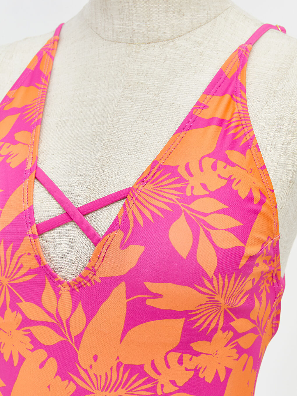 Fuşya V Yaka Çapraz Bant Detaylı Desenli Kadın Mayo-2