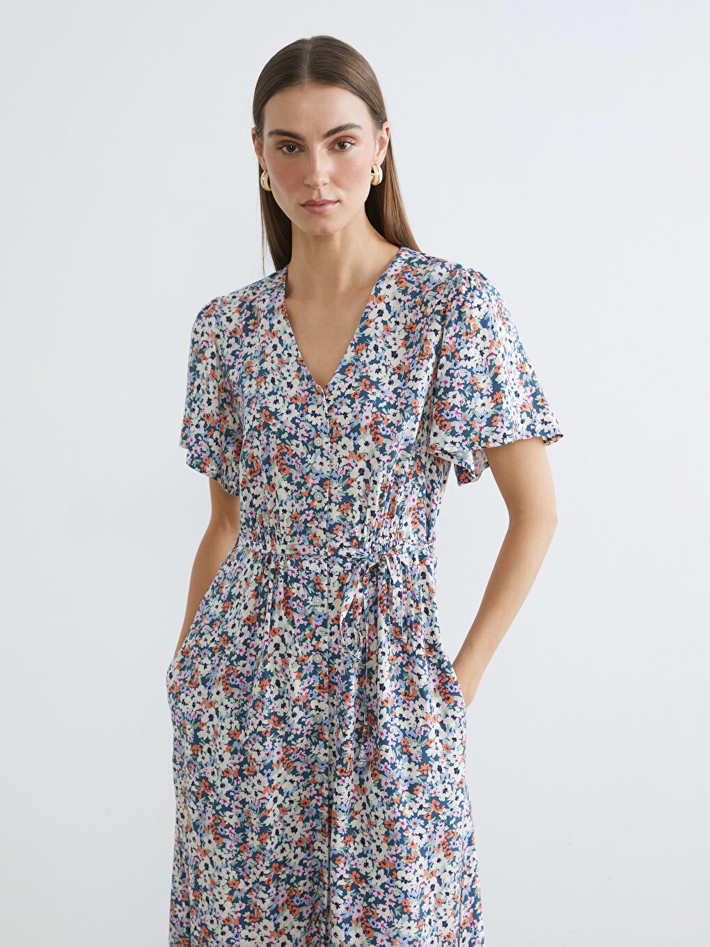 Haljina sa V izrezom, cvetnim dezenom i pojasom na struku-1