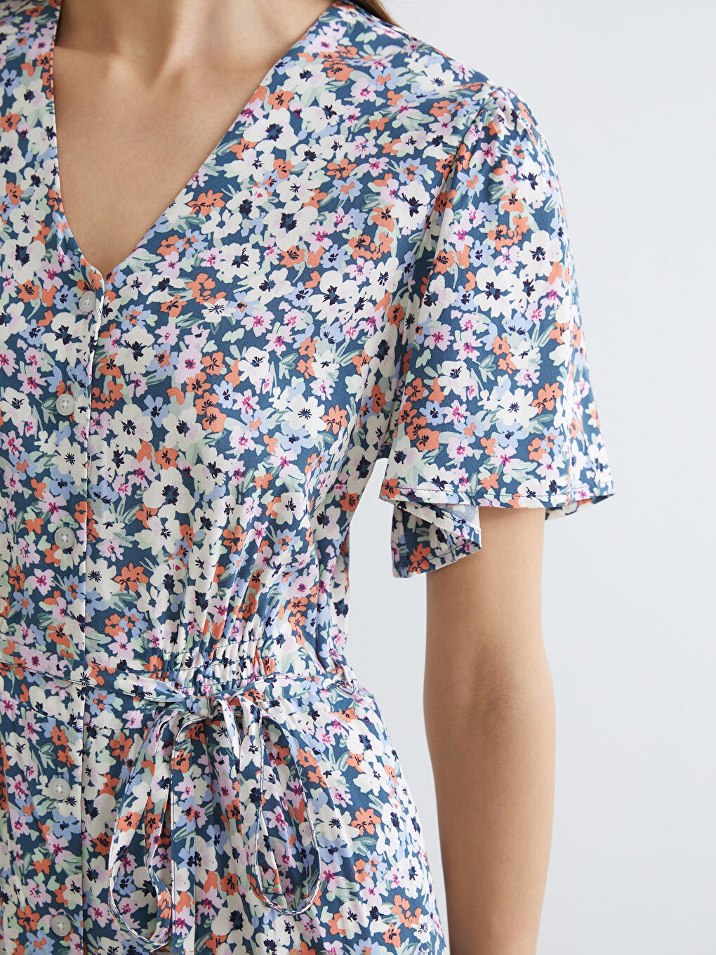 Haljina sa V izrezom, cvetnim dezenom i pojasom na struku-2