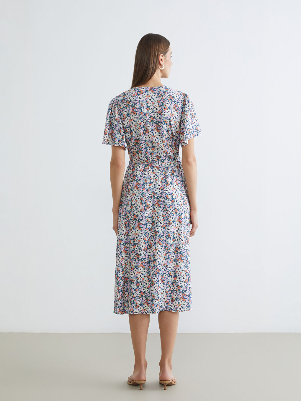 Haljina sa V izrezom, cvetnim dezenom i pojasom na struku-3