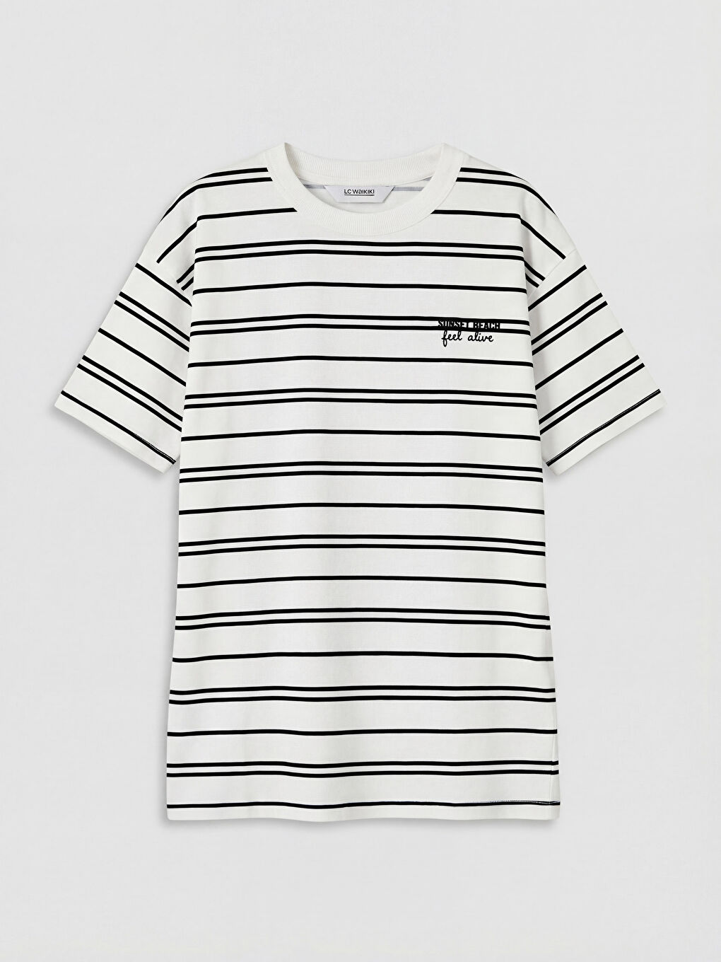 تیشێرتی خەتخەتی قۆڵ گەردن بۆ کوڕان