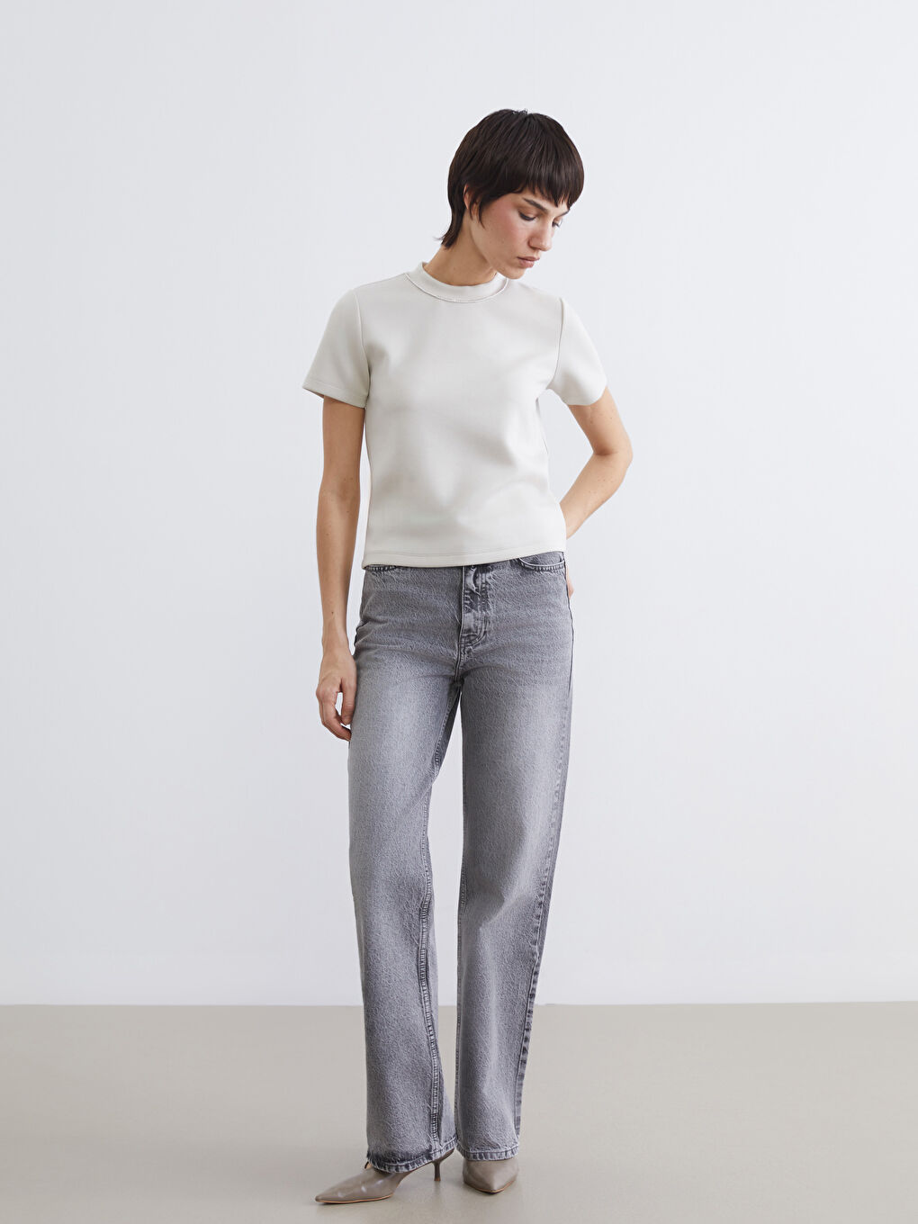 ქალის მაისური მაღალი ყელით და ქვებით მორთული დიზაინით-1