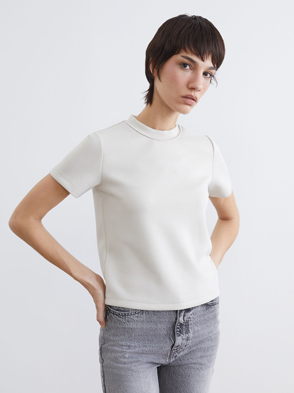 ქალის მაისური მაღალი ყელით და ქვებით მორთული დიზაინით-2