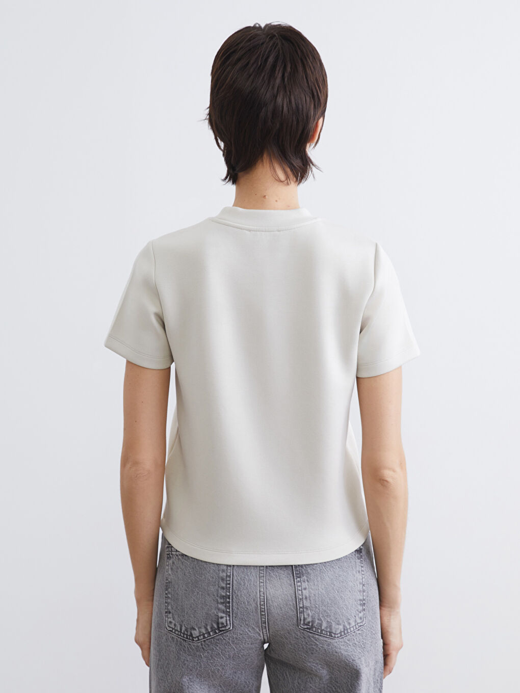 ქალის მაისური მაღალი ყელით და ქვებით მორთული დიზაინით-3