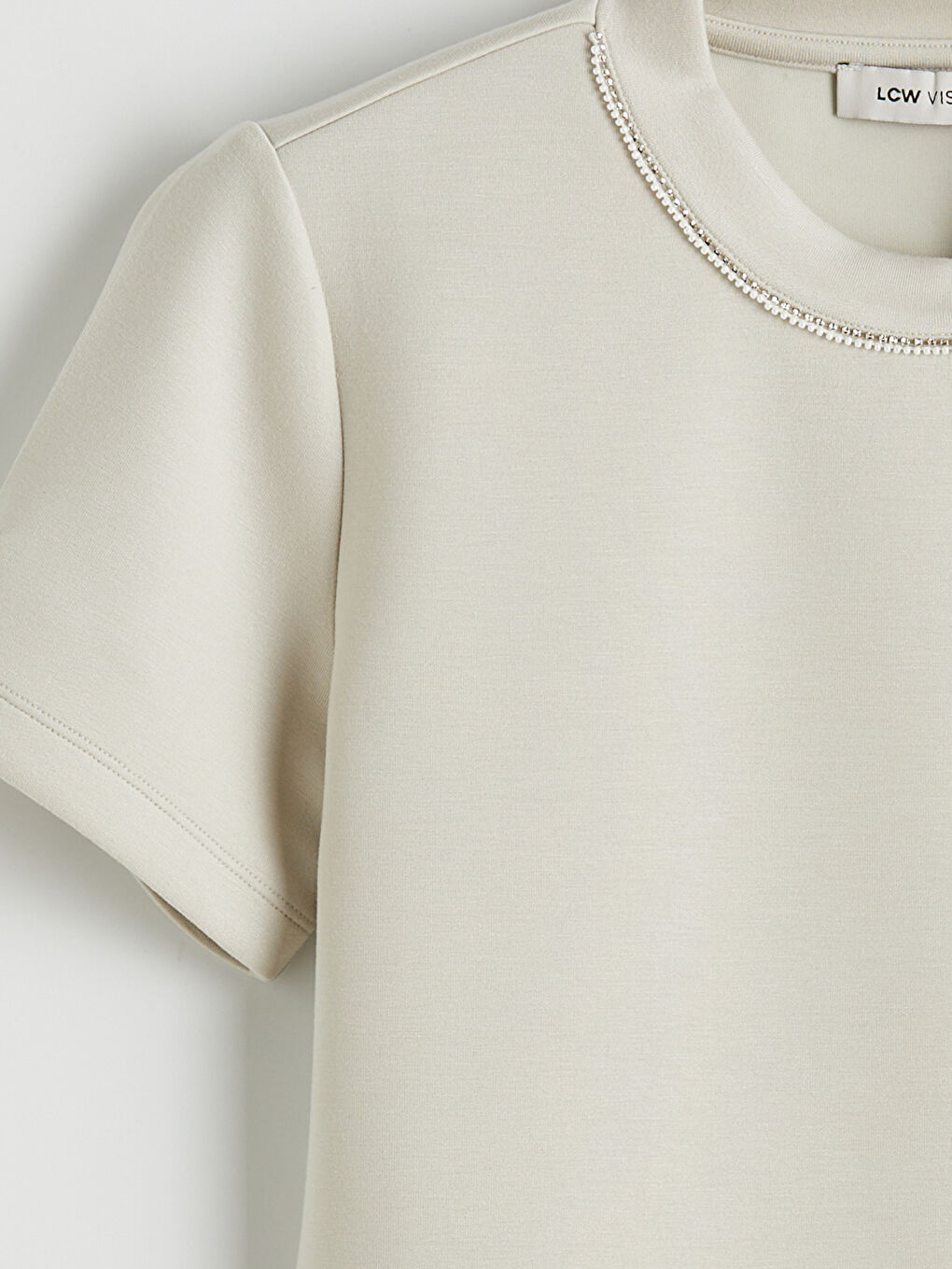 ქალის მაისური მაღალი ყელით და ქვებით მორთული დიზაინით-5