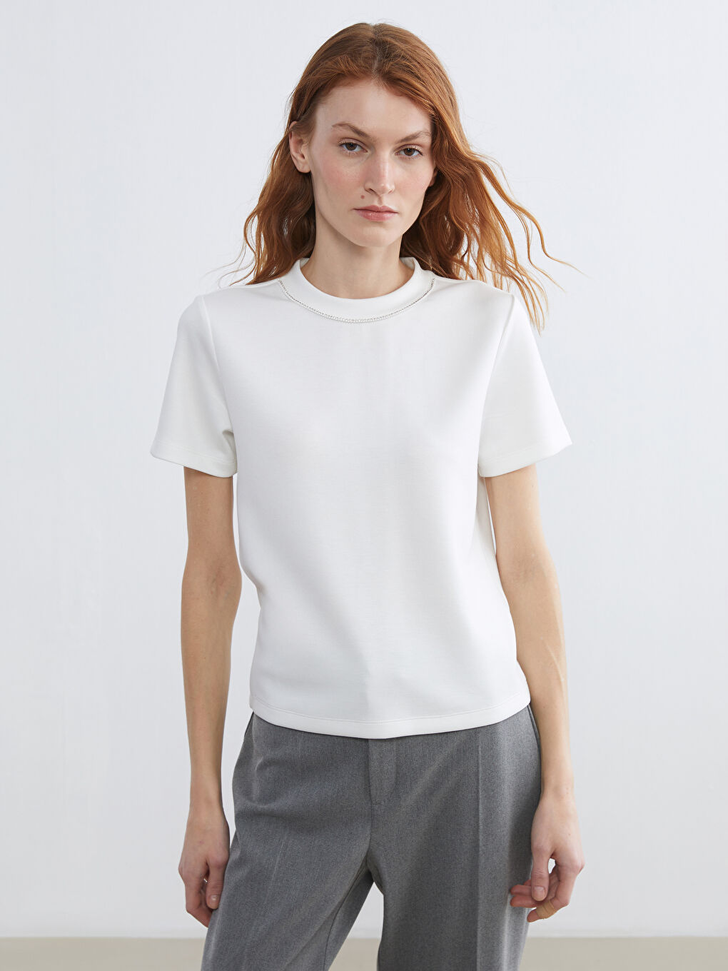Ekru Dik Yaka Taşlı Kadın Tişört