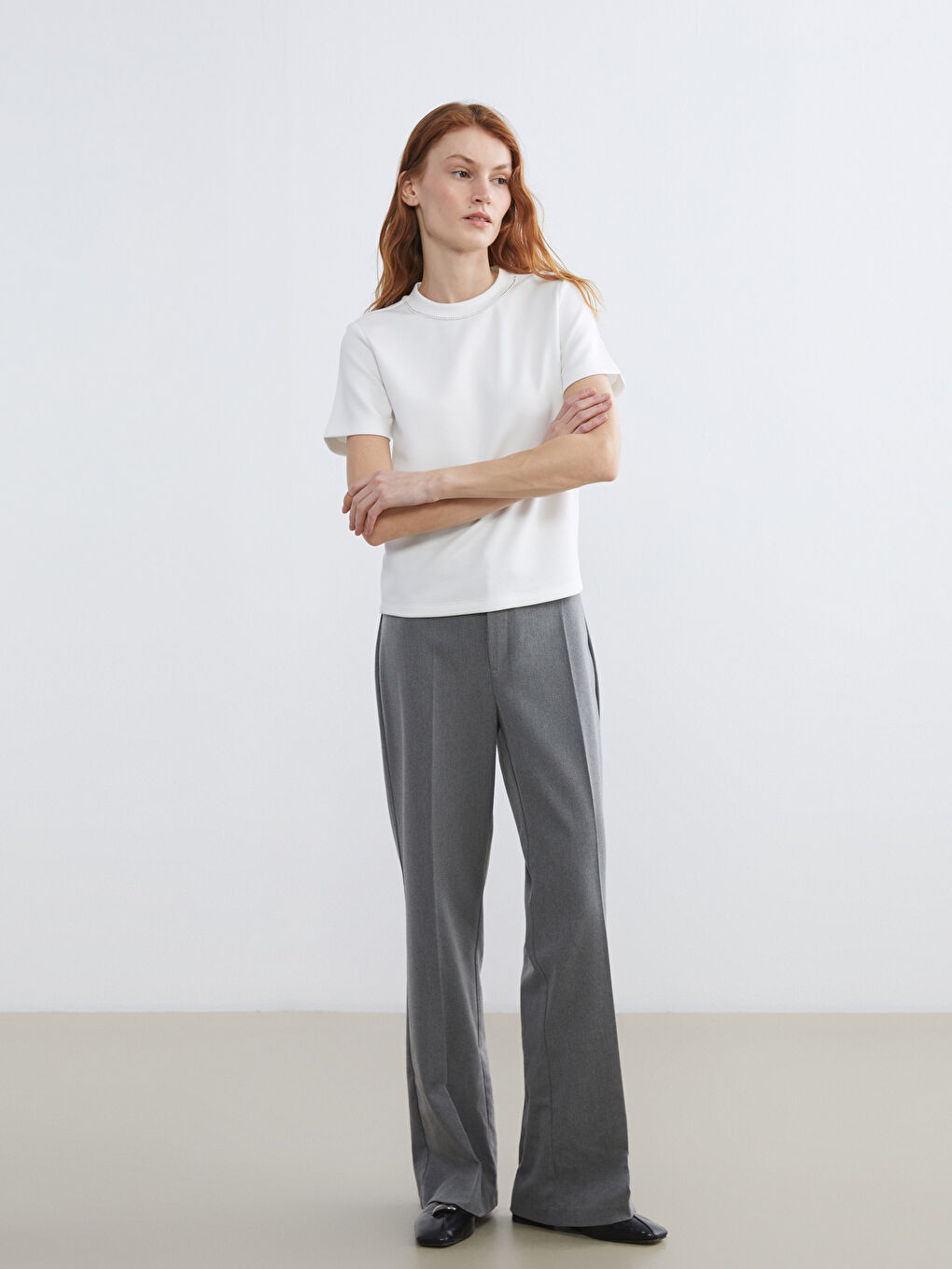 Ekru Dik Yaka Taşlı Kadın Tişört-1