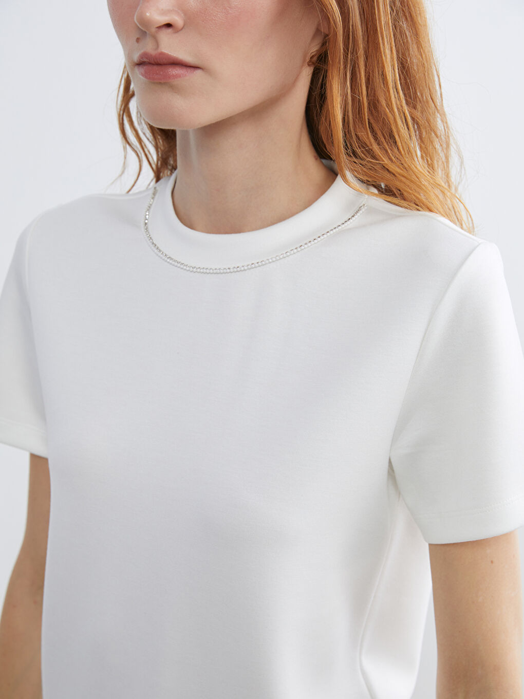 Ekru Dik Yaka Taşlı Kadın Tişört-2