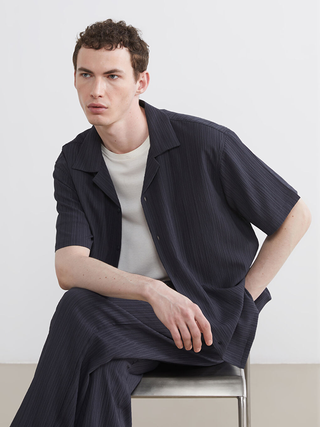 Риза с редовен силует и ризорт деколте за мъже