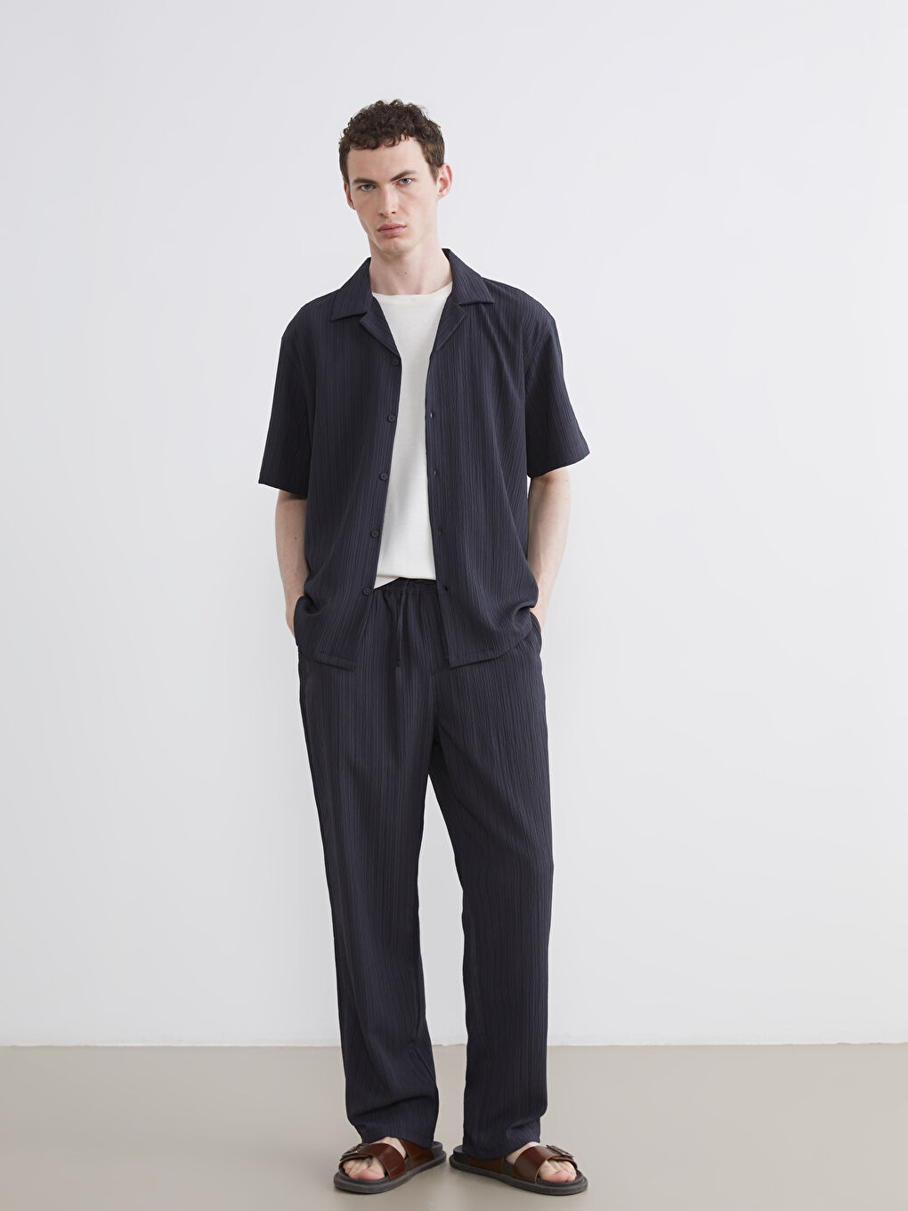 Риза с редовен силует и ризорт деколте за мъже-1