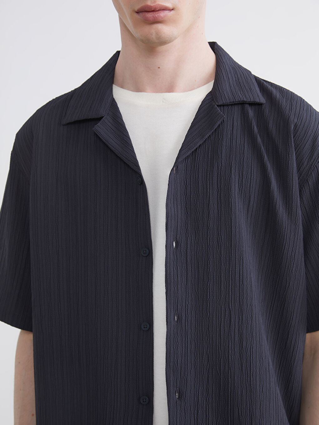 Риза с редовен силует и ризорт деколте за мъже-2