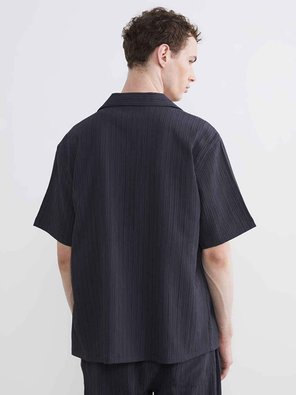 Риза с редовен силует и ризорт деколте за мъже-3