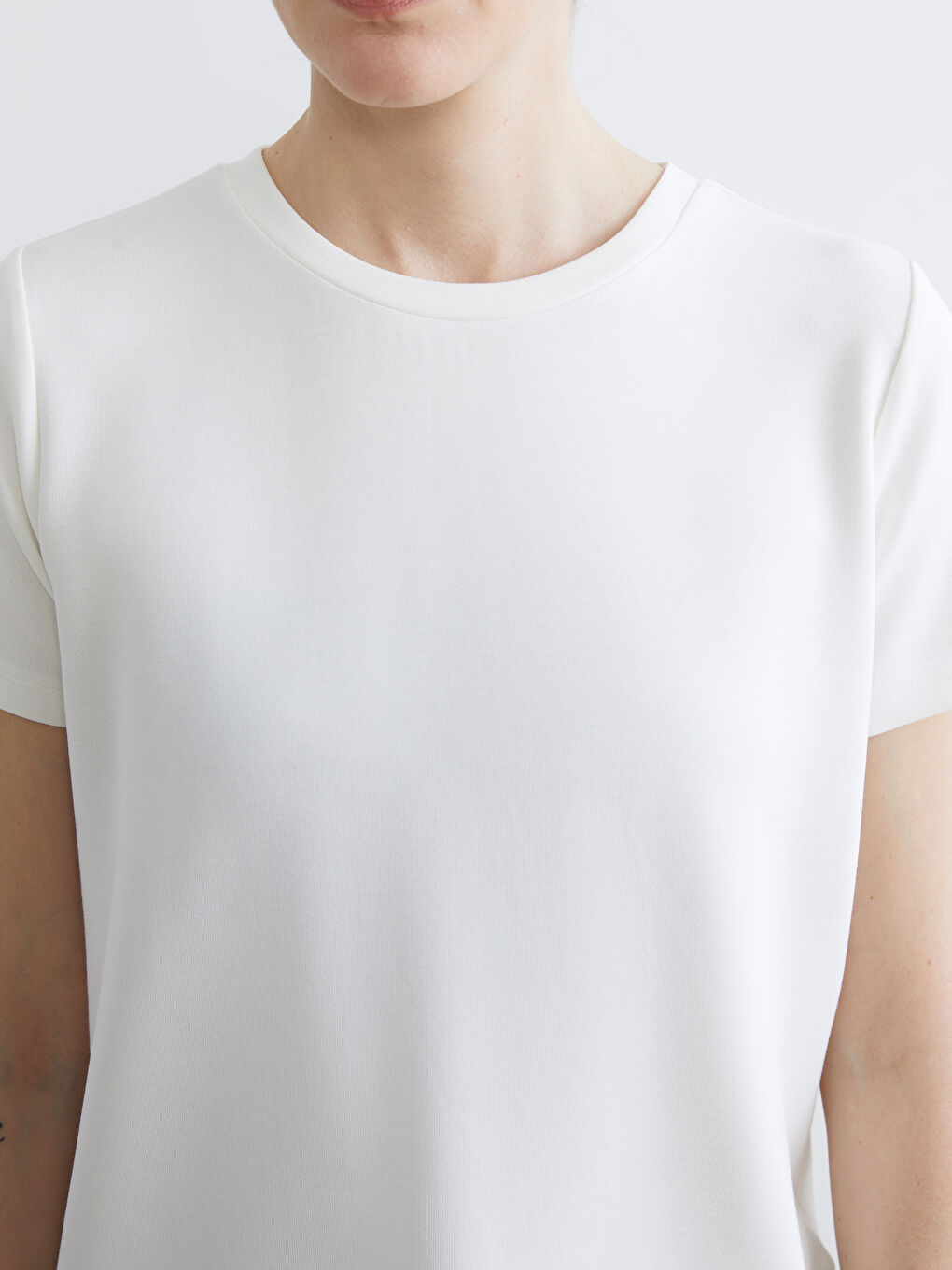 Ekru Bisiklet Yaka Soft Touch Kadın Tişört-2