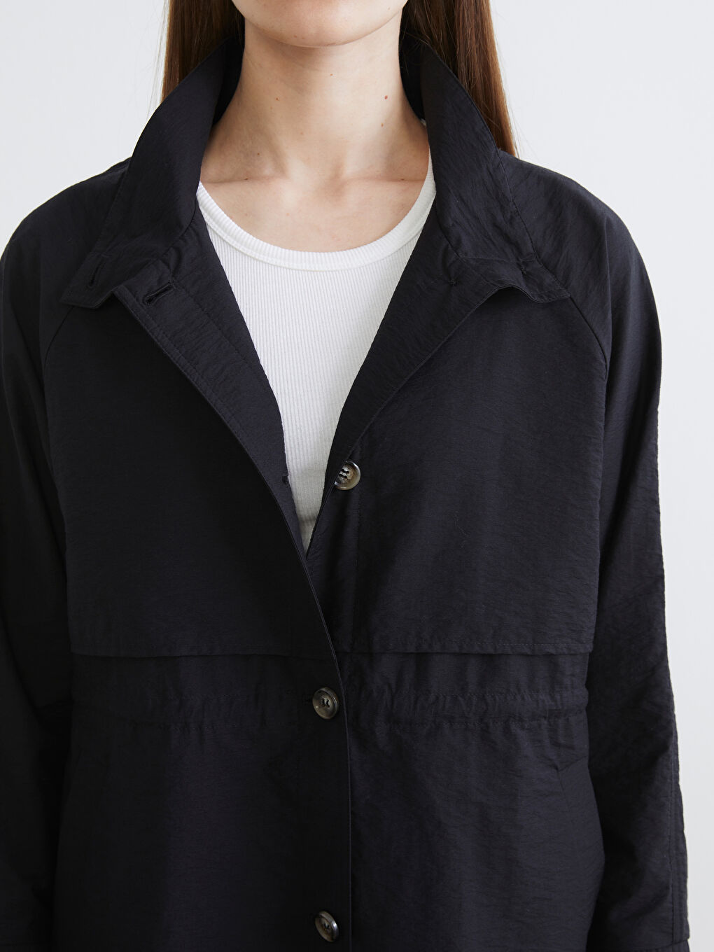 Siyah Gömlek Yaka Kadın Yağmurluk-2