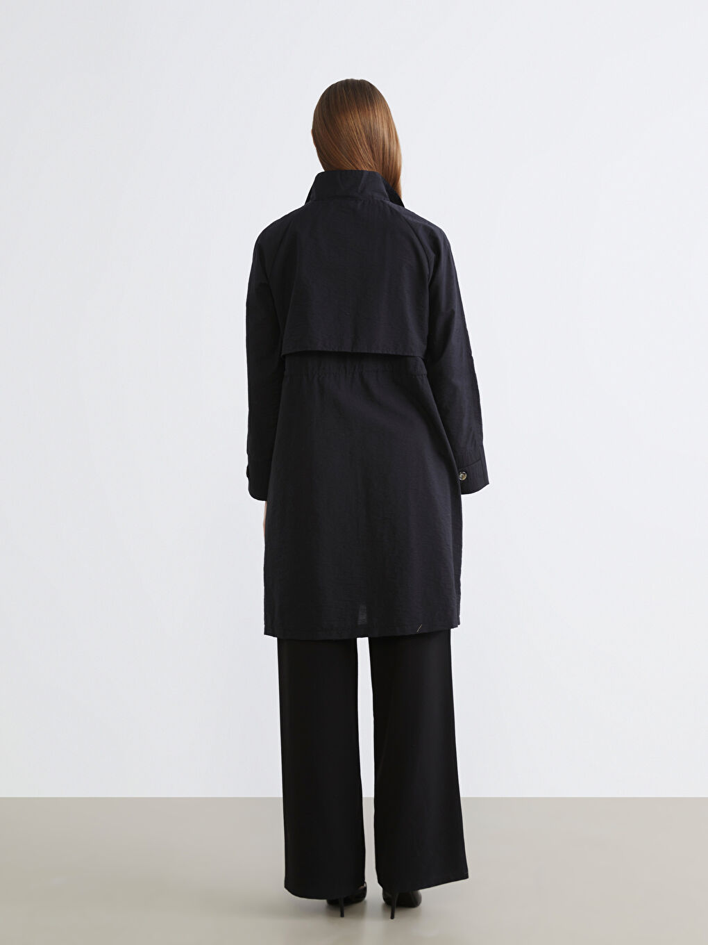 Siyah Gömlek Yaka Kadın Yağmurluk-3