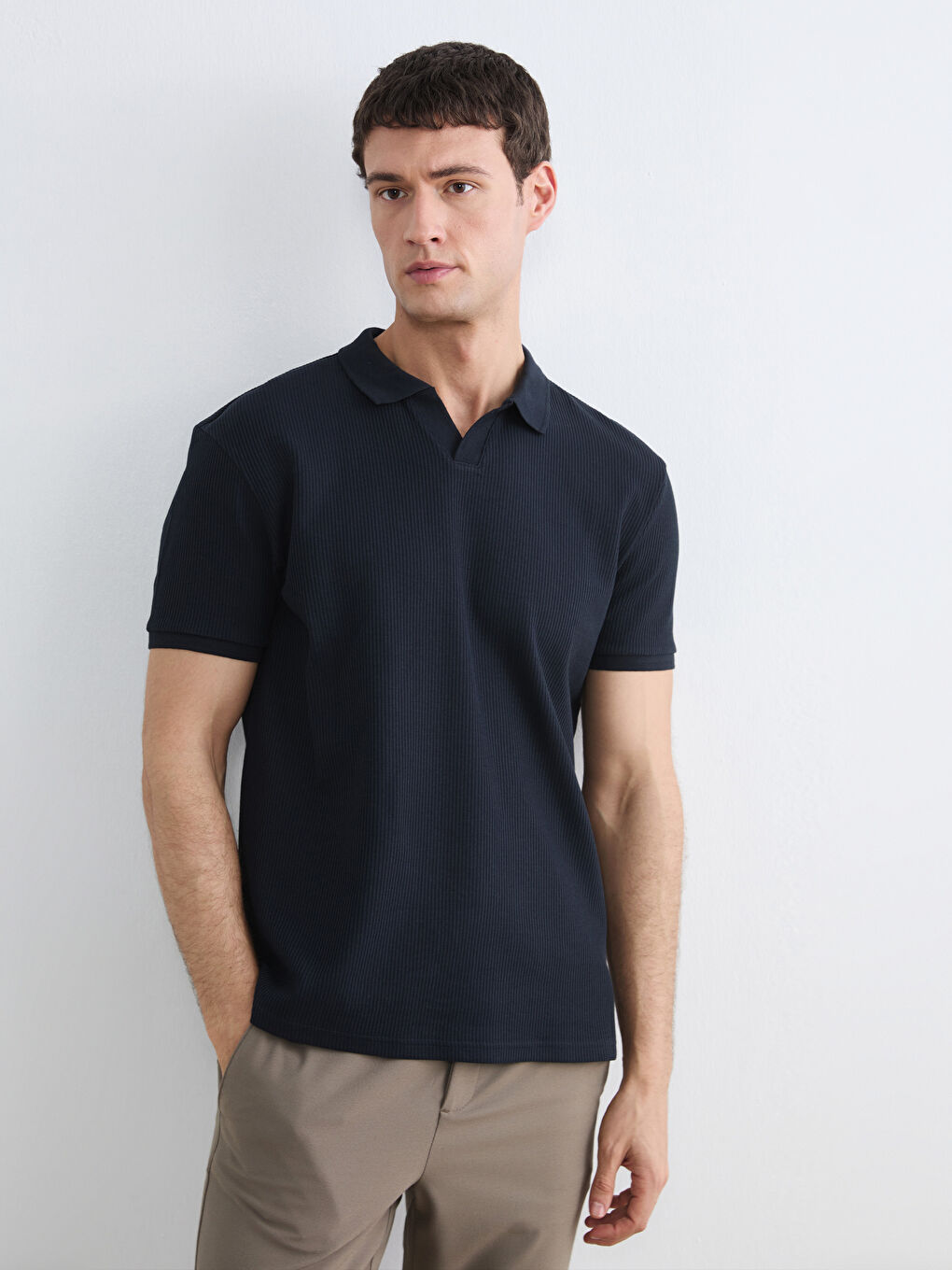 Ерлерге арналған стандартты пішімдегі рельефті жағалы футболка