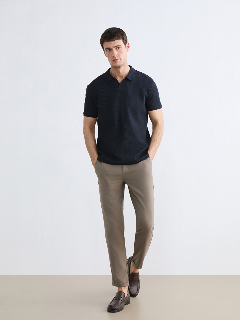 Ерлерге арналған стандартты пішімдегі рельефті жағалы футболка-1