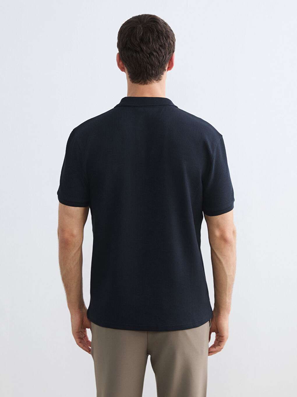 Ерлерге арналған стандартты пішімдегі рельефті жағалы футболка-3