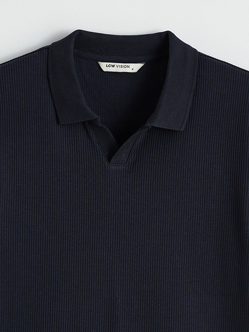 Ерлерге арналған стандартты пішімдегі рельефті жағалы футболка-5