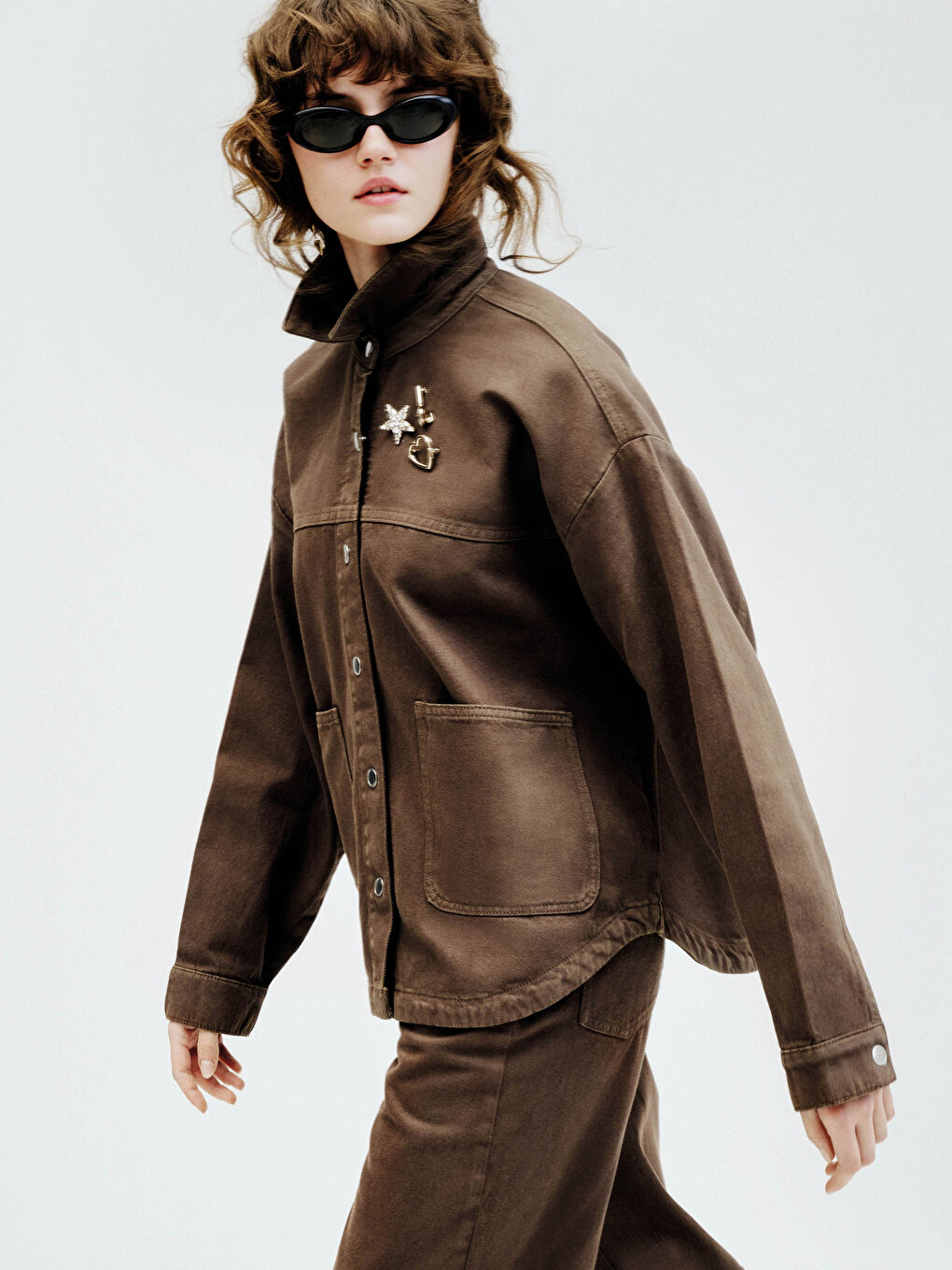 Μπουφάν για γυναίκες από τζιν με κολάρο και υπερμεγέθη εφαρμογή