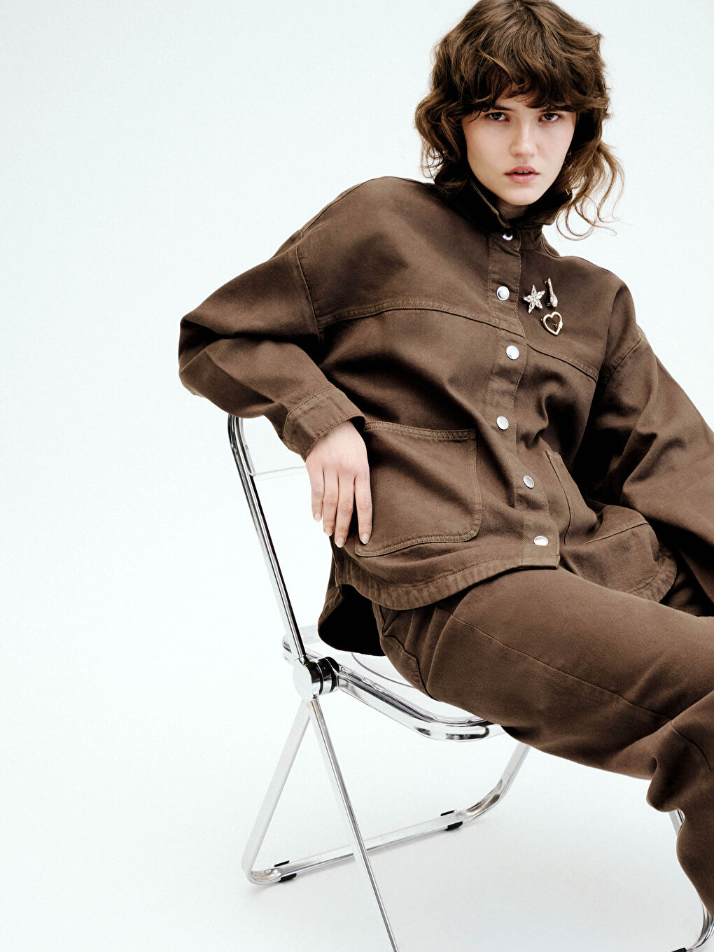 Μπουφάν για γυναίκες από τζιν με κολάρο και υπερμεγέθη εφαρμογή-1