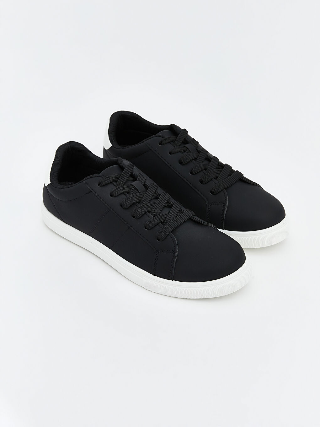 მამაკაცები შავი სპორტული ფეხსაცმელი