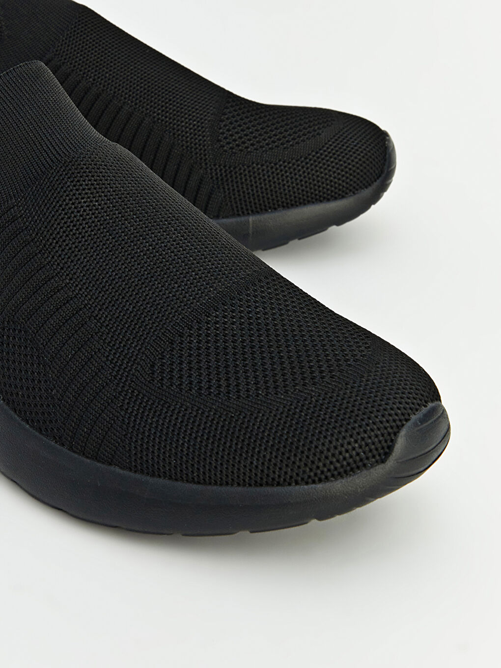 پێڵاوی وەرزشی ڕه‌ش پیاو-2