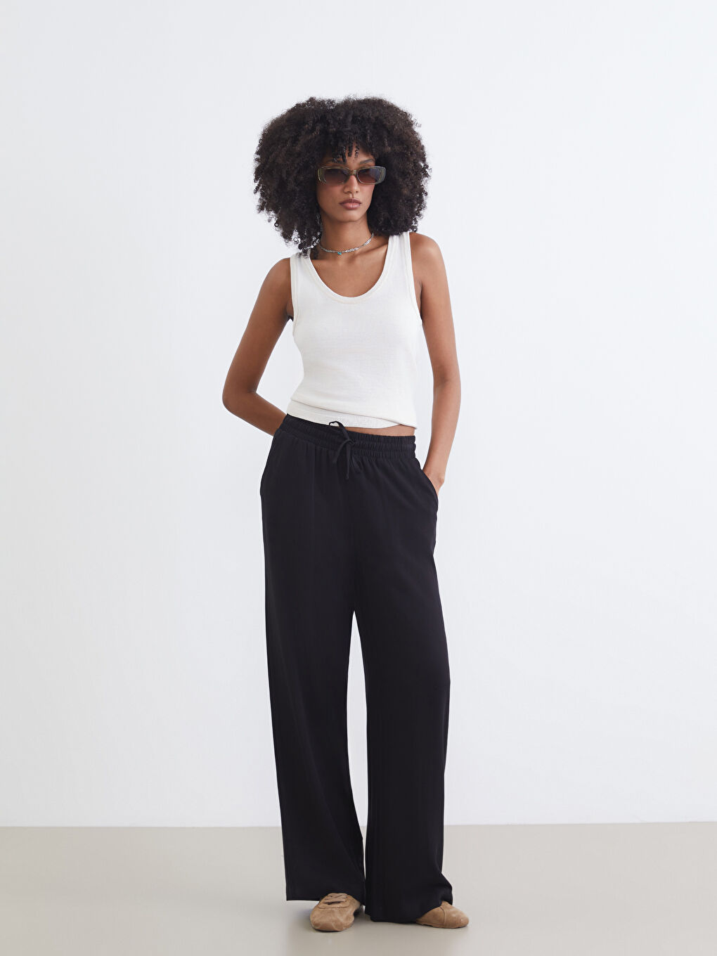 Effortless elegance meets everyday comfort in our wide-leg trousers with an elasticated waist.