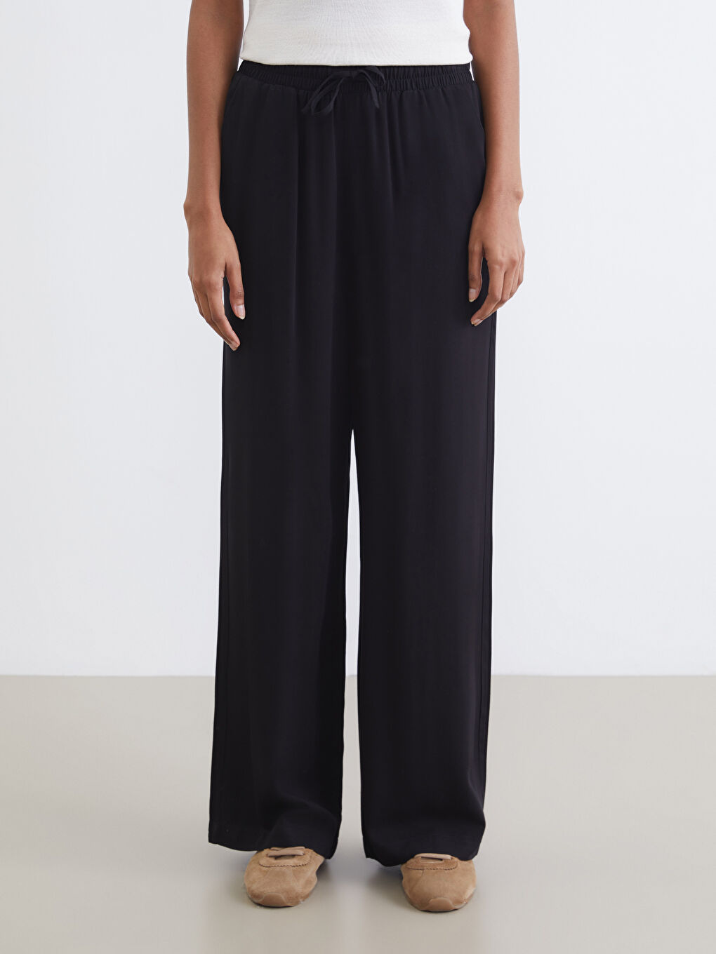 Effortless elegance meets everyday comfort in our wide-leg trousers with an elasticated waist.-1