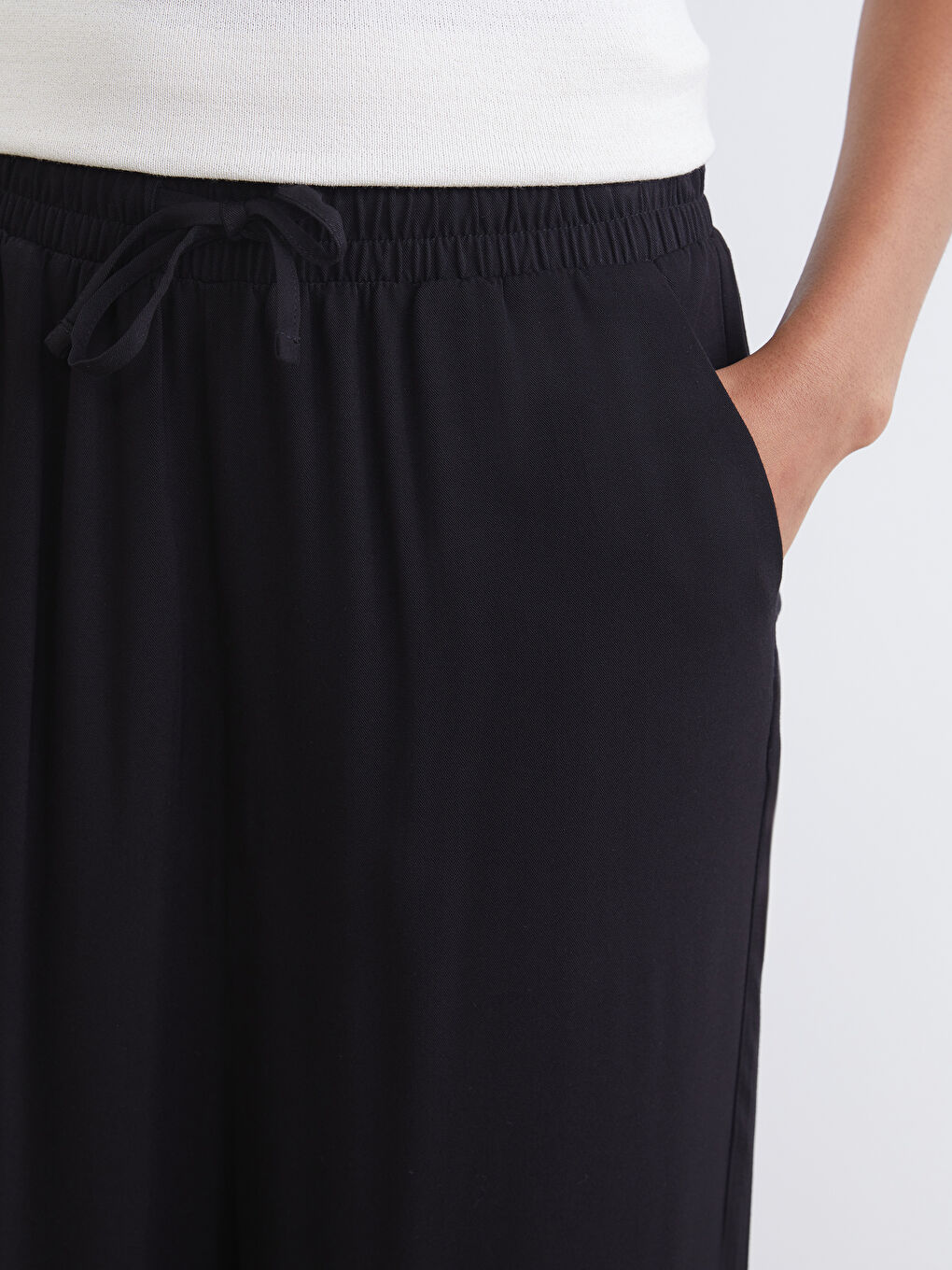 Effortless elegance meets everyday comfort in our wide-leg trousers with an elasticated waist.-2