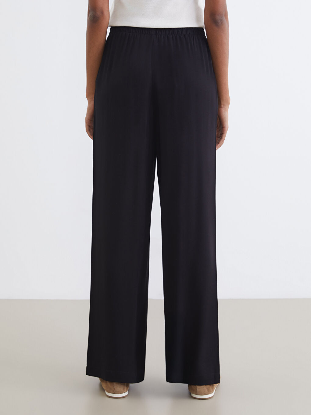 Effortless elegance meets everyday comfort in our wide-leg trousers with an elasticated waist.-3