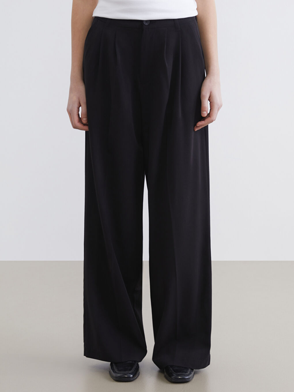 Loose Fit Wide Leg Pleated Women's Fabric Trousers-1