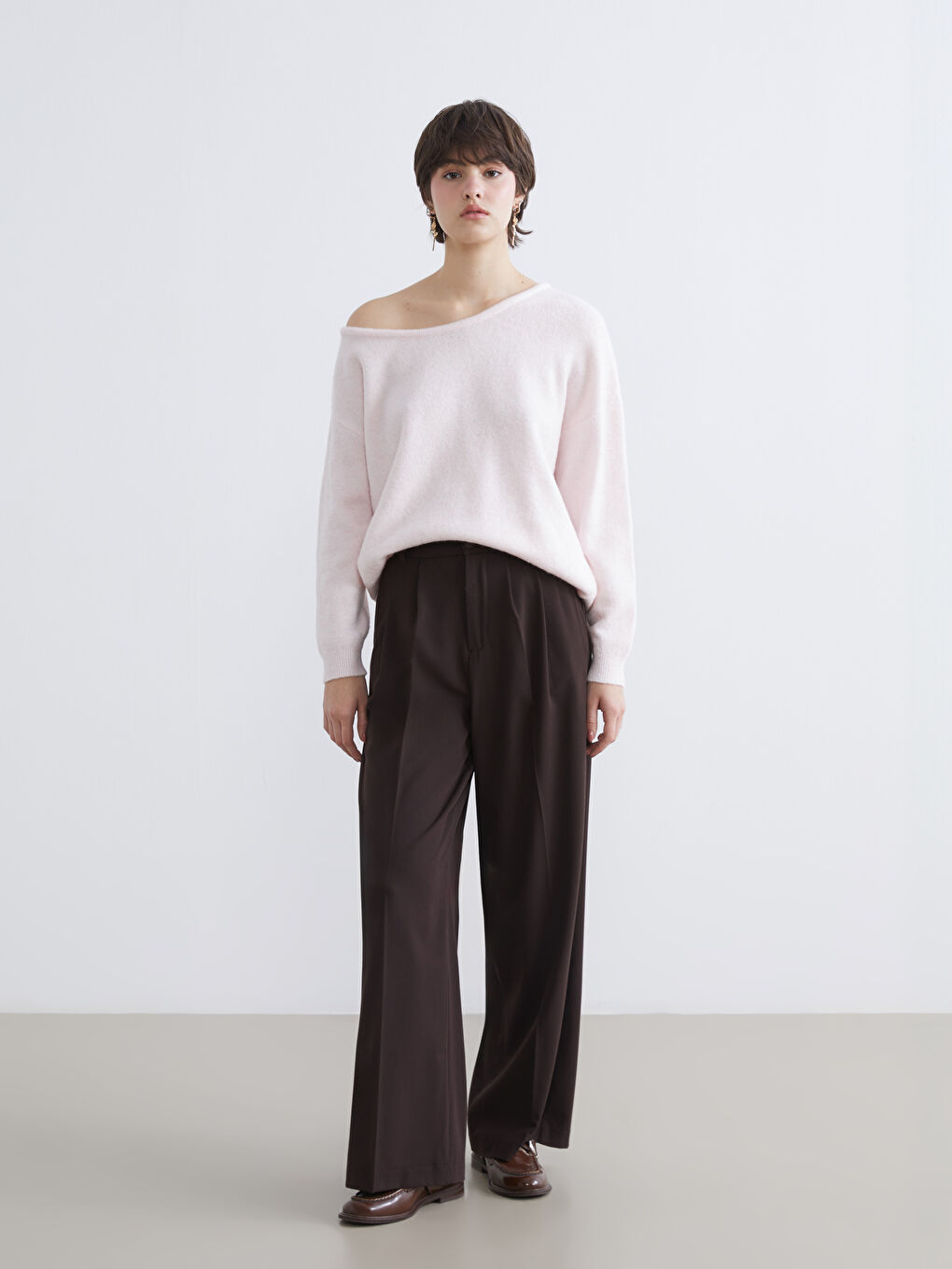 Effortless elegance meets everyday comfort in our loose-fit, wide-leg, pleated trousers.